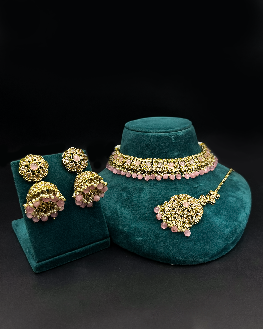 Leora Chokar Necklace Set